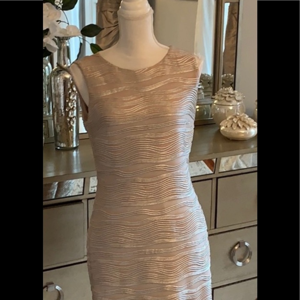 Dress fits more like 6-8 one hour sale🔥🔥